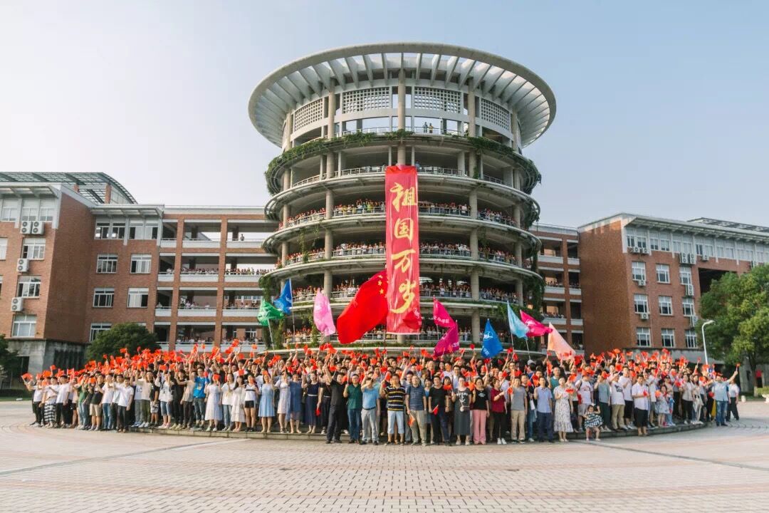 思政教育出课堂,万里学院千人"快闪"献礼新中国70华诞
